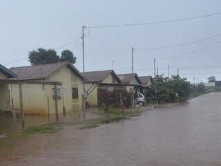 Água invadiu residências de bairro. (Foto: Prefeitura)