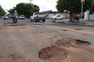 Na rua Ciro Araújo Franco, na Vila Margarida, já são mais de dez buracos, conforme os moradores. (Foto: Gerson Walber)