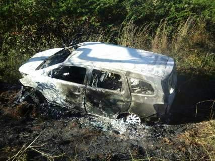  Após acidente, traficantes ateiam fogo em carro com 950 kg de droga
