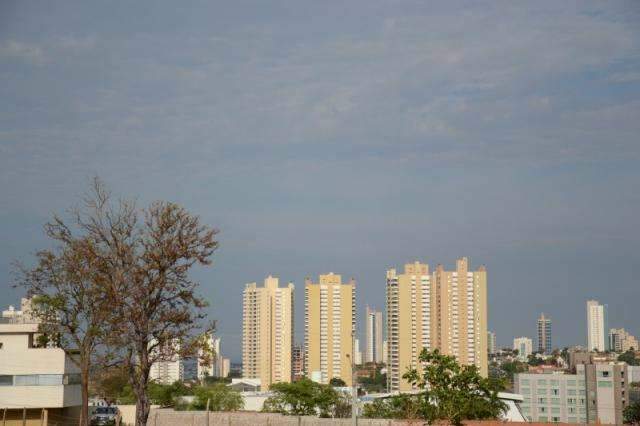 Quinta-feira amanhece com c&eacute;u nublado e tempo fresco na casa dos 21&deg;C 