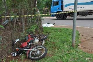 Moto foi arremessada e caiu sobre canteiro. (Foto: Marcelo Calazans)