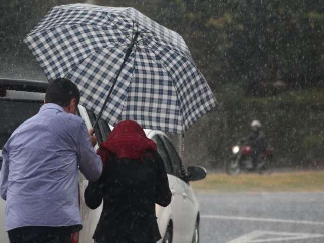 Sem tr&eacute;gua, chuva segue at&eacute; o final de semana e frio chega no domingo 