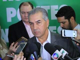 Governador Reinaldo Azambuja, durante entrevista no auditório da Governadoria (Foto: Marina Pacheco)