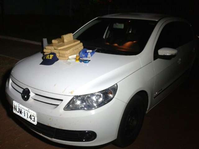 Motorista fuma cigarro de maconha em frente de posto policial e &eacute; preso