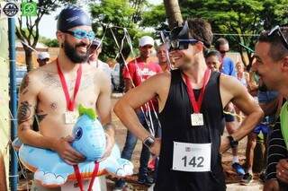 Participantes entraram no clima e correram cinco quilômetros fantasiados. (Foto: Divulgação)
