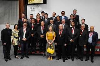 Jornalistas são homenageados com medalhas durante solenidade (Foto: Paulo Francis)