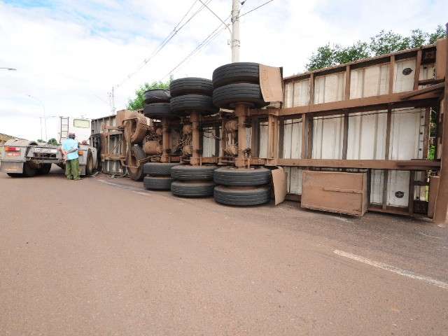 Carreta carregada com 28 toneladas de carne tomba na BR-262