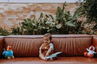 Hugo, entre cocós e a leitura. (Foto: Dick Arruda)