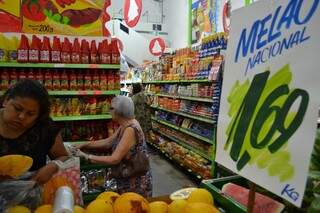 Índice que calcula vendas de hipermercados, supermercados, produtos alimentícios, bebidas e fumo teve queda de 0,8%, em novembro de 2014 (Foto: Marcos Ermínio)