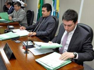 Deputados João Henrique Catan (PR), Marçal Filho (PSDB), Lídio Lopes (Patri) e Gerson Claro (PP), na CCJR (Foto: Luciana Nassar/ALMS)