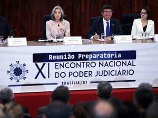 Ministra Cármen Lúcia apresenta números da pesquisa durante encontro nacional, em Brasília (Foto: Agência Brasil)