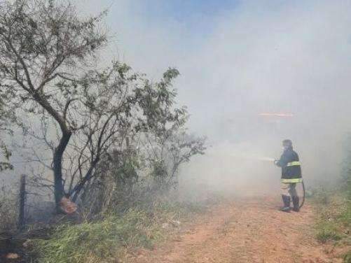 Homem coloca fogo em lixo, chamas se alastram e casa &eacute; incendiada