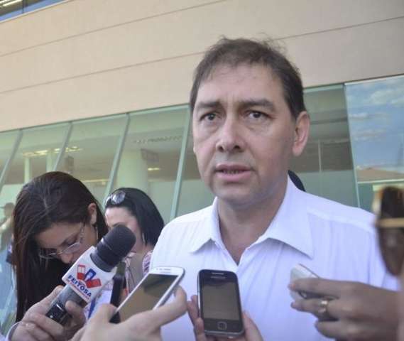 Bernal busca apoio do MPE para fazer contrato emergencial da coleta de lixo