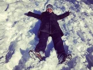 Saudades do calor? Nem pensar. A estudante Maísie Boenig está adorando o frio e a neve. Como se pode perceber.