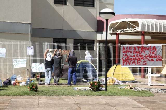 Ocupa&ccedil;&atilde;o &quot;fecha&quot; reitoria da UFMS e funcion&aacute;rios v&atilde;o para outro pr&eacute;dio