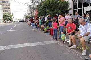 Muitos levaram banquinhos para garantir confoto durante o desfile (Foto: Kisie Ainoã)