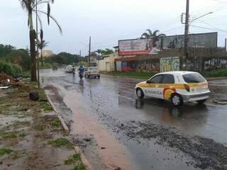O trânsito na rua Ouro Verde ficou lento em decorrência da forte chuva.(Foto:Edivaldo Bitencourt)