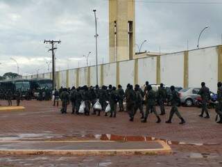 Carregando materiais apreendidos, Soldados do Exército deixam presídio após oito horas de operação (Foto: Adilson Domingos)