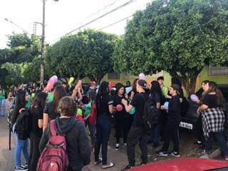 Alunos protestaram vestidos de preto (Foto: Danielle Matos)