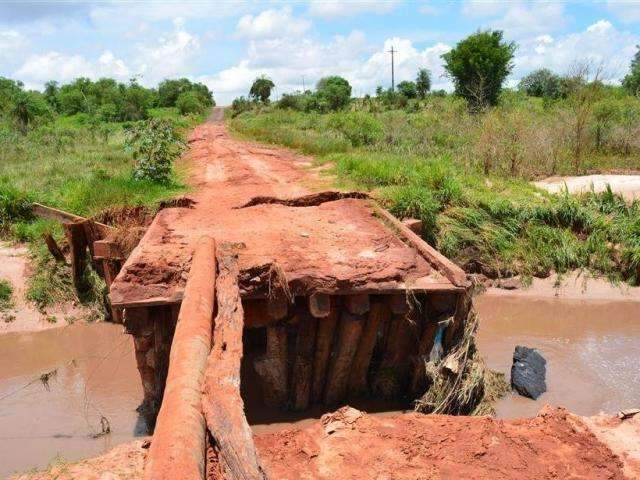 Prefeito decreta emerg&ecirc;ncia ap&oacute;s chuva destruir pontes e estradas