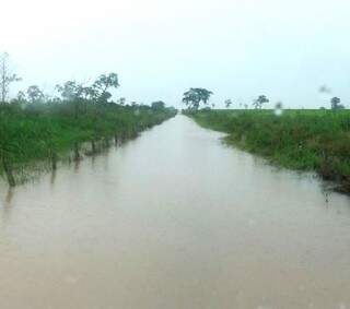 Chuvas alagaram estradas que dá acesso ao assentamento Bela Manhã. (Foto: Whats App/ Nova News)