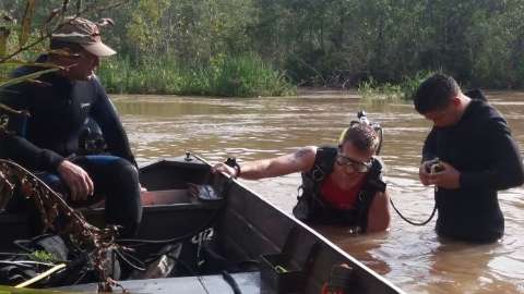 Equipe de Bombeiros continua buscas por jovem desaparecido em rio