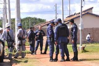 Guardas municipais e técnicos da Energisa acompanham operação no Conjunto José Macksoud (Foto: Alcides Neto)