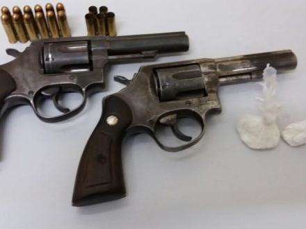 Dois homens compram armas para cobrar d&iacute;vida e s&atilde;o presos ap&oacute;s tiros na rua