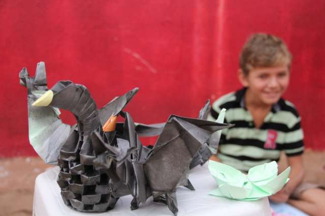 Menino de 10 anos aprendeu sozinho a fazer origami e hoje papel vira at&eacute; drag&atilde;o 