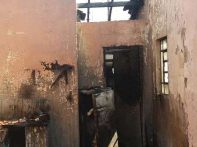 Neto &eacute; suspeito de botar fogo em casa ap&oacute;s se negar a pagar contas de &aacute;gua e luz