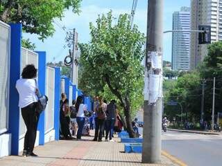 Na Uniderp da Avenida Ceará já há fila de espera no portão. (Foto: Marina Pacheco)