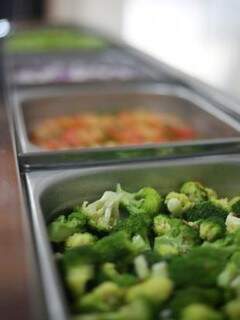 No buffet, além de carnes, tem saladas e legumes frescos. (Foto: Divulgação)