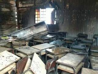 Salas de aula foram destruídas pelo fogo (Foto: Yarima Mecchi)