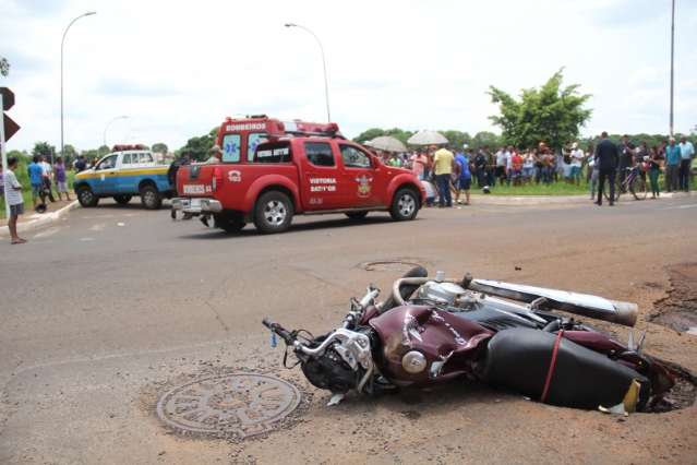 Crian&ccedil;a atingida por caminhonete continua internada em hospital