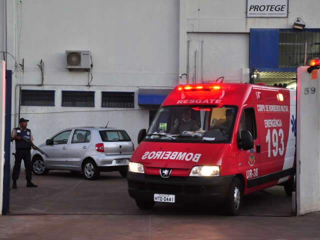  Seguran&ccedil;a &eacute; ferido na perna por tiro disparado pela pr&oacute;pria arma