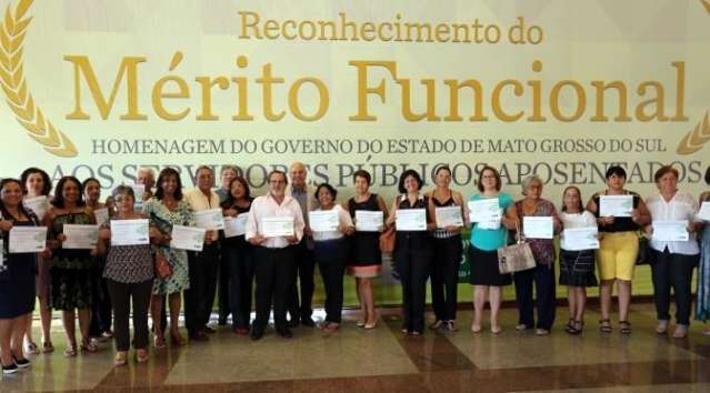 Servidores estaduais aposentados recebem &quot;Diploma de M&eacute;rito Funcional&quot;