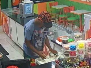 Bandido fugiu levando R$ 89 em dinheiro (Foto: reprodução/vídeo) 