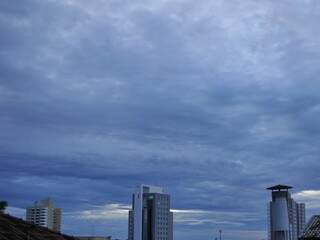 Céu com nuvens encobre Campo Grande. (Foto: Fernando Antunes)