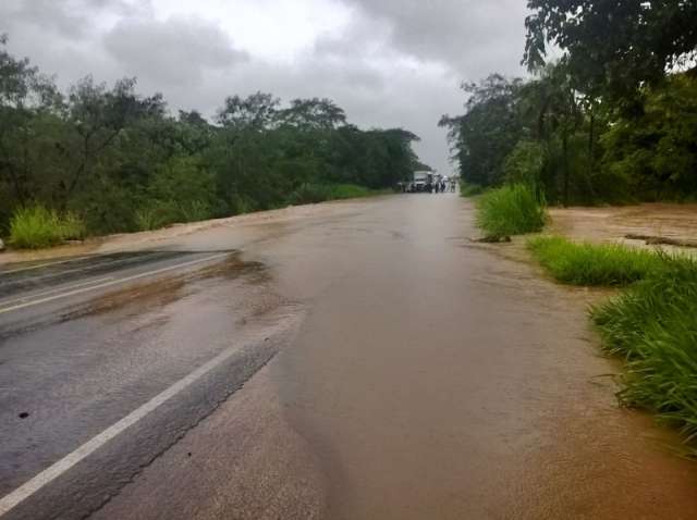 Rio transborda, cobre trecho de rodovia e tr&acirc;nsito fica impedido por horas