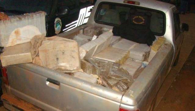Pol&iacute;cia apreende 900 quilos de maconha em caminhonete abandonada
