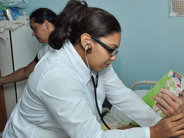 Cubano diz n&atilde;o se sentir escravizado e prega medicina &ldquo;com amor&rdquo;