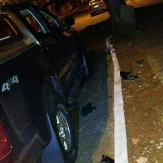 Vidros do carro foram arrombados pelos bandidos, que fugiram com os pertences furtados (Foto: Direto das Ruas)