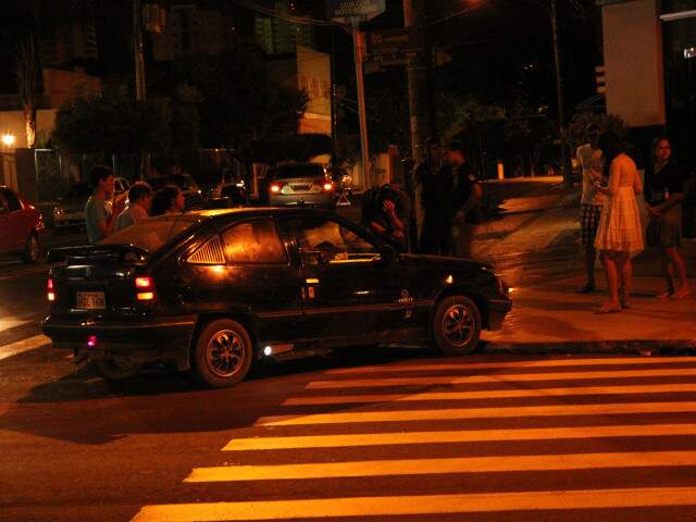 Honda Civic Fura Sinal Vermelho E Causa Acidente Na Regi O Central