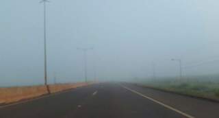 Nevoeiro prejudica visibilidade na Avenida Guaicurus (Foto: Direto das Ruas)