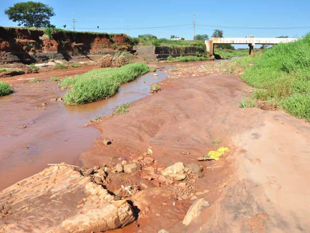 Obras depositam res&iacute;duos no rio Anhandu&iacute; e contribuem para assoreamento 