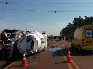 Acidente entre caminhão e caminhonete nesta manhã na BR-163, em Dourados (Foto: Osvaldo Duarte)