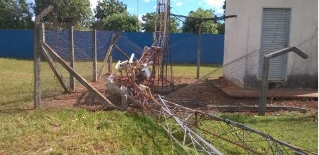 Caminh&atilde;o bate em torre de transmiss&atilde;o e preju&iacute;zo pode chegar a R$20 mil