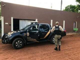 Equipe da PF em um dos endereços alvo da operação nesta quinta-feira (Foto: PF de Roraima/Divulgação)