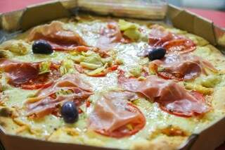 Pizza Família Lazzarini com presunto parma é o carro-chefe do restaurante 