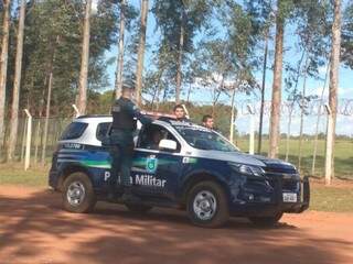 Policiais em buscas por fugitivos. (Foto: Adriano Fernandes)